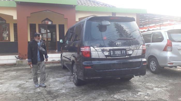 Barang bukti kendaraan Toyota Alphard yang saat ini sudah berada di Polsek Jalan Cagak Polres Subang, Kamis (19/8/2021).