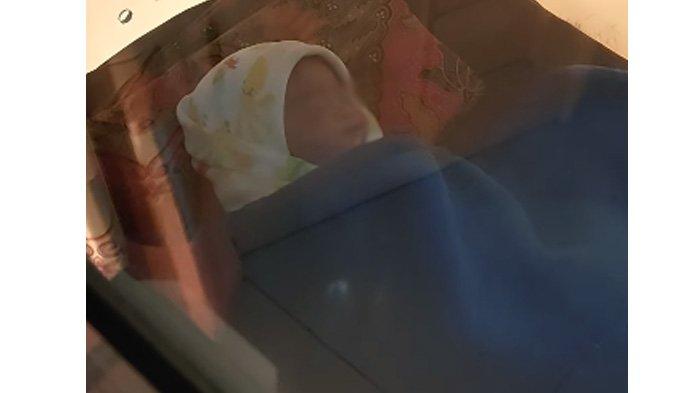 Viral curhatan ibu lihat bayinya yang baru lahir meninggal dunia karena tak dapat pertolongan dari klinik. Bayi tersebut lahir dengan berat 1,7 Kg tapi sama sekali tidak ditaruh di inkubator sesuai prosedur rumah sakit