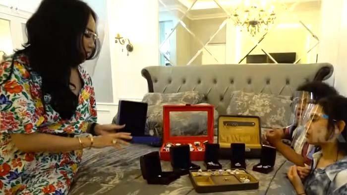 Momen saat Bebizie memperlihatkan perhiasannya senilai ratusan juta ke Marshel Widianto dan Ziva