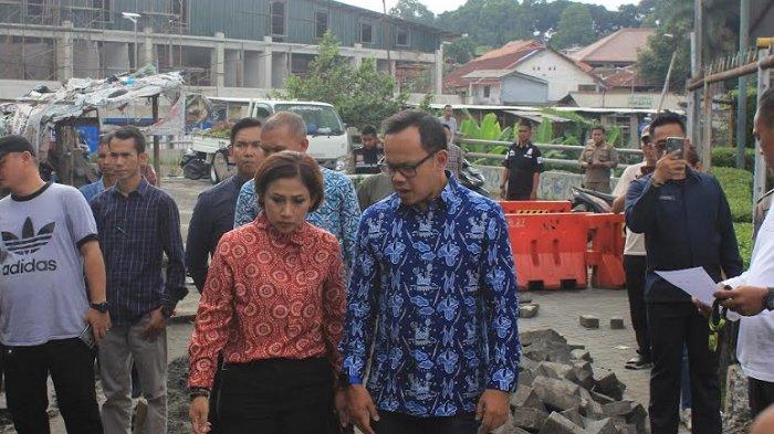 Wali Kota Bogor, Bima Arya area jalan Plaza Jambu Dua Kota Bogor, Jumat (12/1/2024).