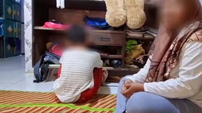BOCAH LECEHKAN ANAK: Tangkapan layar sosok korban pelecehan seksual bersama ibunya, disadur pada Selasa (10/6/2025). Alibi mengejutkan bocah usia 8 tahun mengaku telah melecehkan 9 teman sepermainan. Ibunda korban syok sekaligus pedih mendengar pengakuan dari pelaku.