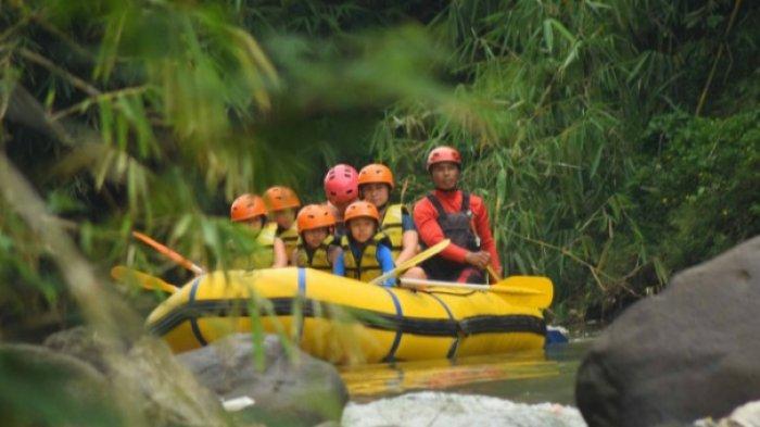 Dihiasi pepohonan merambat nan hijau membuat perjalanan rafting di tempat wisata Bogor Rafting ini menyegarkan.