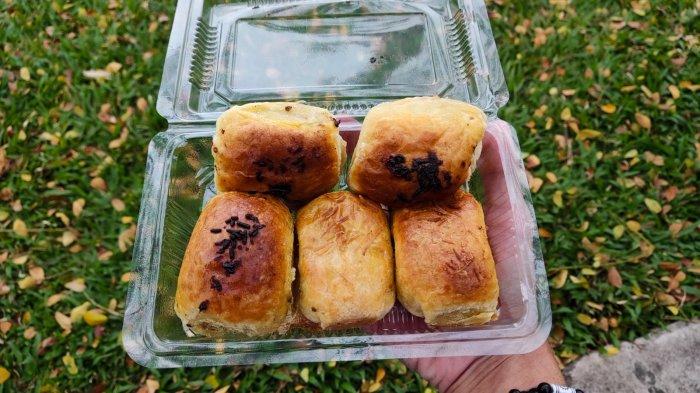 Bolen Amalia Sari menawarkan berbagai varian rasa yang menggugah selera, seperti cokelat, keju, kacang, dan susu.