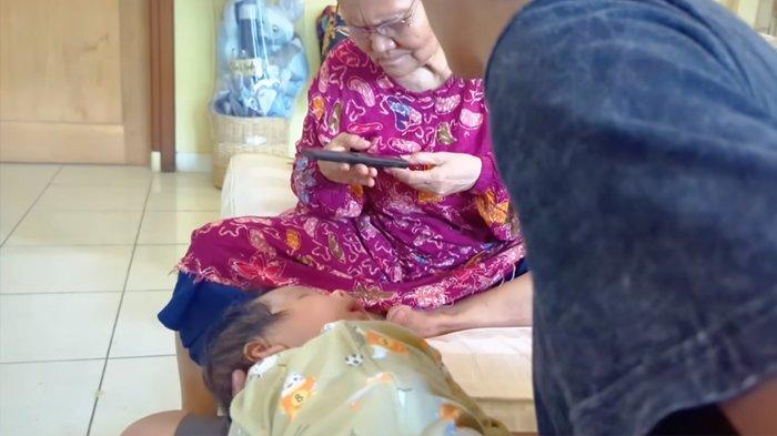 Ekspresi cuek Bu Eny saat bertemu cucu pertamanya, Veril.