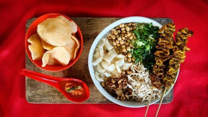Rekomendasi kuliner Bogor yang satu ini terkenal dengan topping ayamnya yang tidak pelit, serta potongan sate ampela atau usus yang cukup besar, yaitu Bubur Ayam Pak Kumis.