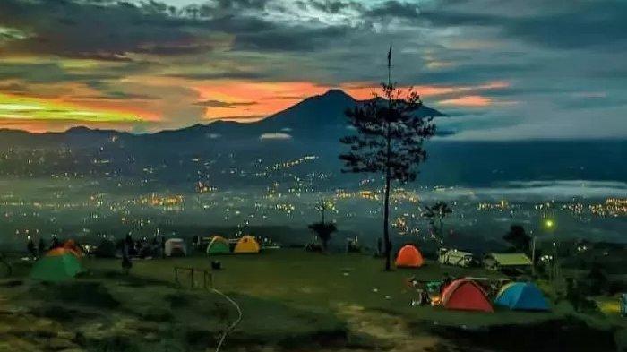 Bukit Alas Bandawasa merupakan tempat wisata di Bogor yang menawarkan keindahan alam dengan hamparan perbukitan hijau, persawahan terasering, dan Gunung Salak.