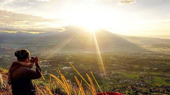 Di tempat wisata Bukit Alesano Bogor ini kamu tak hanya bisa sekadar melihat pemandangan. Tapi juga bisa mendirikan tenda dan bermalam di sini.