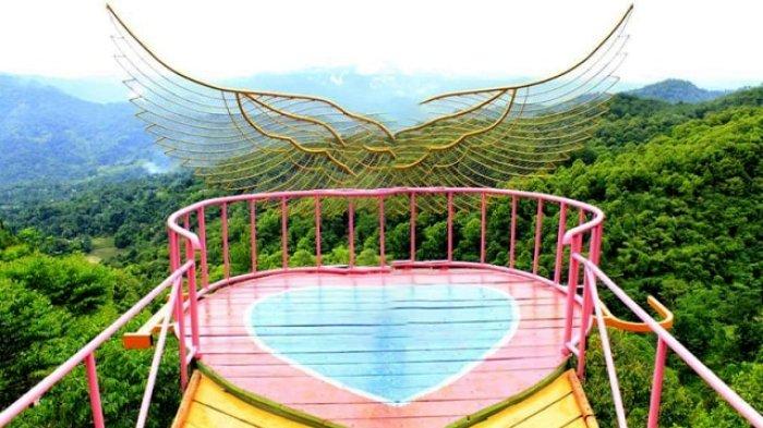 Pemandangan yang disajikan dari tempat wisata Bukit Bintang Leuwiliang Bogor sangat menawan, di mana pengunjung bisa mengambil foto dengan latar belakang langit biru dan pepohonan yang hijau.