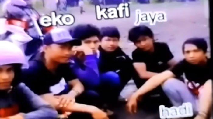 Irpan Setiawan menunjukkan bukti foto kedekatan Kahfi dengan para terpidana kasus Vina Cirebon.