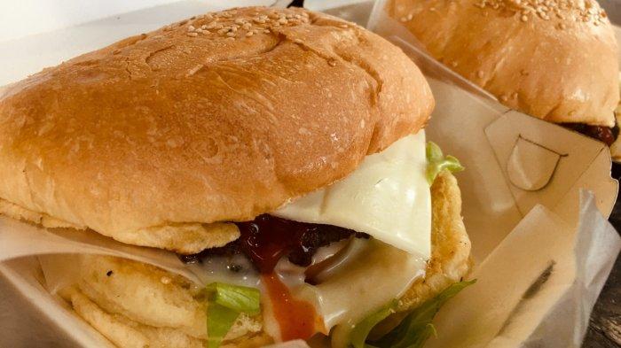 KULINER BOGOR - Burger Panggang Holic saat disajikan dan siap untuk disantap. Porsi besar dengan lumernya dari saus di dalamnya, dijamin akan membuat penasaran untuk mencobanya secara langsung.