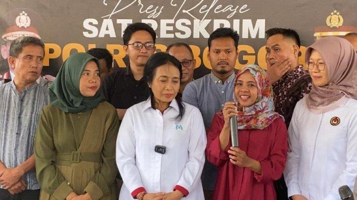 Proses Pertukaran bayi yang tertukar di Bogor di Mapolres Bogor, Jumat (29/9/2023). (Muamarrudin Irfani).