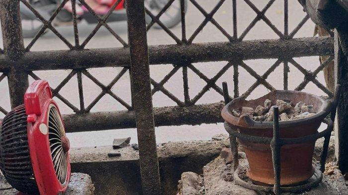 KULINER BOGOR – Tungku arang tradisional digunakan untuk memasak Bakmi Jawa Mas Aji. Penggunaan arang memberikan cita rasa khas dan aroma autentik yang menjadi daya tarik utama hidangan ini.