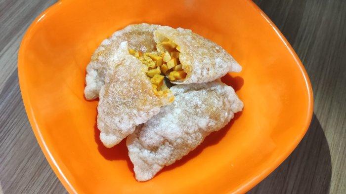 Mencicipi kelezatan Cireng Prasmanan Brothers yang sudah digoreng.