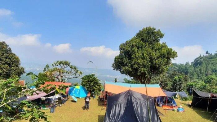 Pemandangan yang terlihat dari atas tampak indah, harus dicoba! tempat wisata Bogor untuk camping bersama teman maupun keluarga.