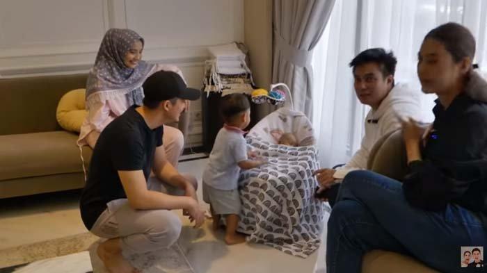 Dicuekin saat Jenguk Baby Ukkasya, Baim Wong Kaget Irwansyah Malah Sibuk Lakukan Ini