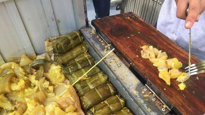 Potongan kikil Cungkring Pak Jumat ditambah lontong dan disiram bumbu kacang adalah kuliner Bogor yang lezat dan pas untuk disantap kapan saja.