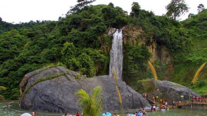 Berada di wilayah perbukitan, tempat wisata Curug Bidadari Bogor memiliki pemandangan yang masih alami.