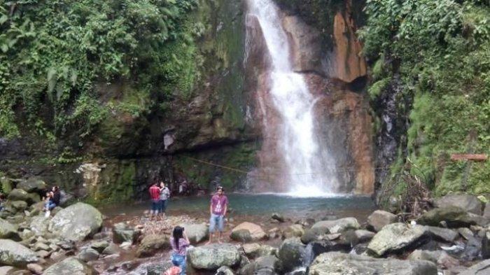 Curug Ciagamea dikelilingi bebatuan dan pepohonan bisa menjadi petualangan yang seru untuk berlibur kamu. Hanya dengan Rp 10.000 kamu sudah bisa mengunjungi tempat wisata di Bogor ini.