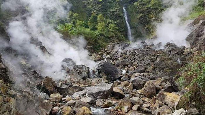 Curug Cikawah merupakan salah satu tempat wisata di Bogor yang wajib dikunjungi karena terdapat kawah kecil yang mengandung belerang asal aliran air curug.