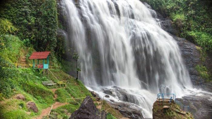 Rekomendasi tempat wisata di Cianjur ini cocok untuk kamu yang suka berpetualangan. Curug Cikondang memiliki lebar 30 meter.