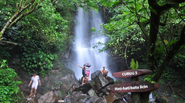 Curug Cilember berlokasi di Desa Jogjogan, Kecamatan Cisarua, kabupaten Bogor.