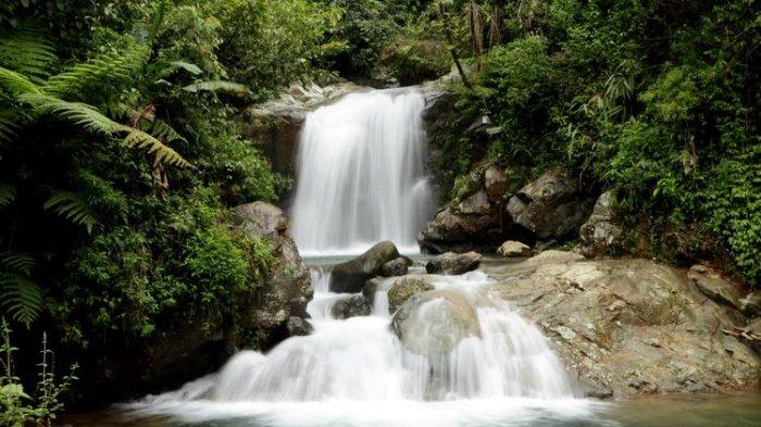 Banyak pilihan tempat wisata di Bogor yang menawarkan lokasi wisata yang cocok bagi kamu penggemar trekking, salah satunya Curug Hordeng.