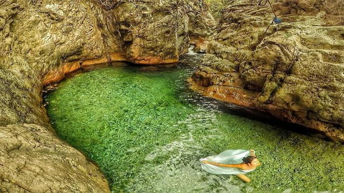 Curug Leuwi Lieuk jadi tempat wisata yang wajib dikunjungi di Bogor. Sering disebut sebagai green canyon.