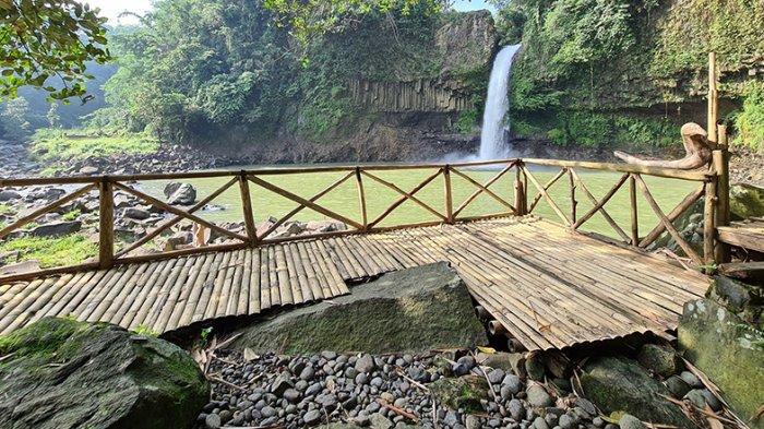 Di tempat wisata Curug Lontar Bogor ini, kamu dapat menikmati keindahan air terjun dan pemandangan sekitarnya dengan duduk di bebatuan sungai.