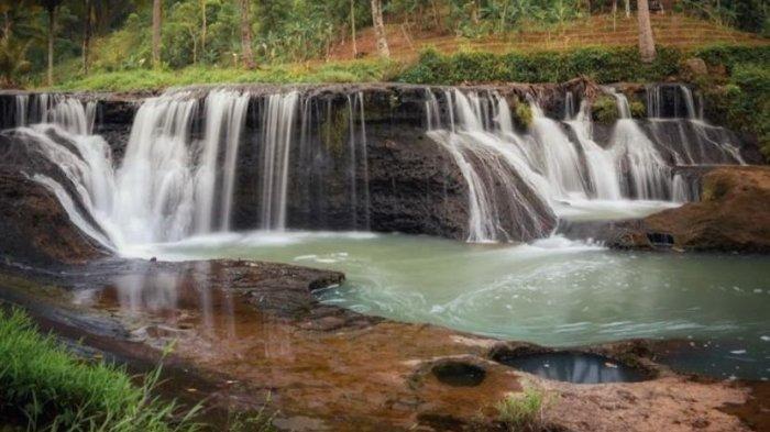 Mencoba berenang di tempat wisata Curug Luhur yang ada di Cianjur, air terjun yang indah serta jernihnya kolam bisa menjernihkan serta menenangkan pikiran.
