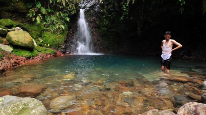 Curug Pangeran di daerah Gunung Salak Endah, Pamijahan, Kabupaten Bogor, Jawa Barat menjadi tempat wisata pilihan warga.