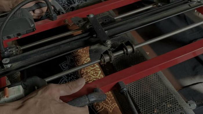 UMKM BOGOR - Proses curing sablon atau pemanasan dan pengeringan sablon untuk memastikan tinta menempel sempurna di bahan.