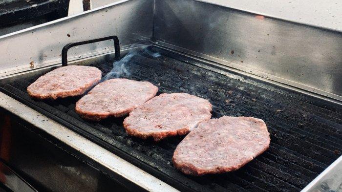 KULINER BOGOR - Daging sedang di panggang dan mengeluarkan asap yang menghasilkan wangi semerbak sampai aroma nya tercium ke sudut jalan, aroma ini yang membuat masyarakat penasaran dan ingin mencoba nya secara langsung.