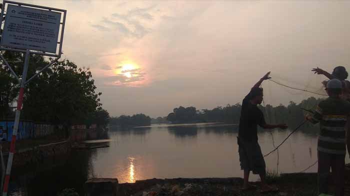 Warga sedang menjala ikan di Danau Tunggilis, Desa Situ Sari, Kecamatan Cileungsi, Kabupaten Bogor