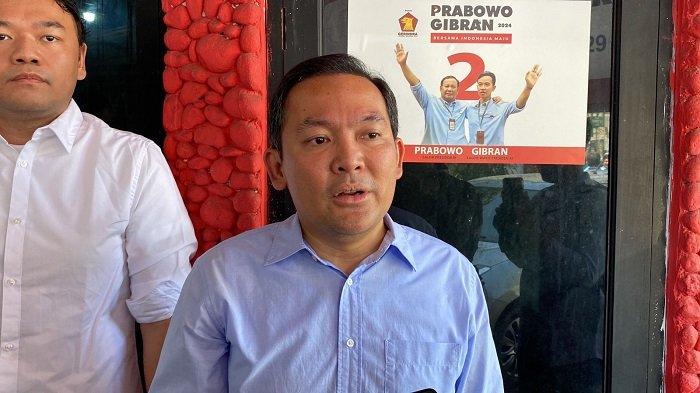 Dokter Rayendra saat mendaftarkan diri sebagai Cawalkot ke DPC Gerindra, Senin (22/4/2024).