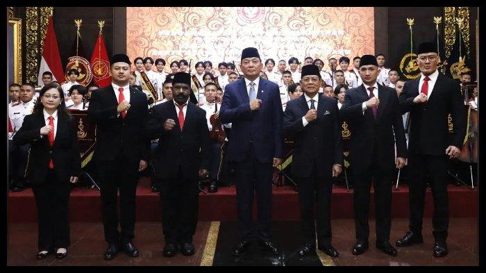 DEDDY CORBUZIER JADI STAFSUS - Dalam foto: Deddy Corbuzier dilantik menjadi Staf Khusus (stafsus) Menteri Pertahanan RI, bidang Komunikasi Sosial dan Publik, Selasa (11/2/2025). Deddy Corbuzier dilantik bersama empat Stafsus Menhan lain, dan satu Asisten Khusus Menhan, yakni Mayjen TNI (Purn) Sudrajat sebagai Stafsus Menhan Bidang Diplomasi Pertahanan, Kris Wijoyo Soepandji sebagai Stafsus Menhan Bidang Tata Negara. Kemudian, Lenis Kogoya sebagai Stafsus Menhan Bidang Kedaulatan NKRI, dan Indra Irawan sebagai Stafsus Menhan Bidang Ekonomi Pertahanan, serta Sylvia Efi Widyantari Sumarlin sebagai Asisten Khusus Menhan Bidang Cyber Security.