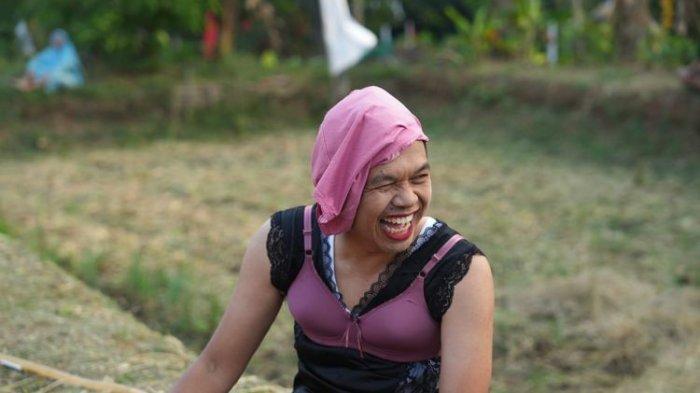 Anggota DPR RI, Dedi Mulyadi, ikut lomba panjat pinang sambil mengenakan daster dalam rangka HUT Ke-78 Kemerdekaan RI, di Subang, Jawa Barat, pada Sabtu (19/8/2023).(Muhamad Syahrial/Kompas.com)