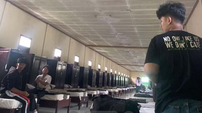 SUASANA BARAK MILITER: Tangkapan layar bocoran suasana barak militer dari pelajar yang ikut program Dedi Mulyadi. Pelajar tersebut mengungkap alasannya ke barak padahal tidak nakal, disadur pada Kamis (22/5/2025).