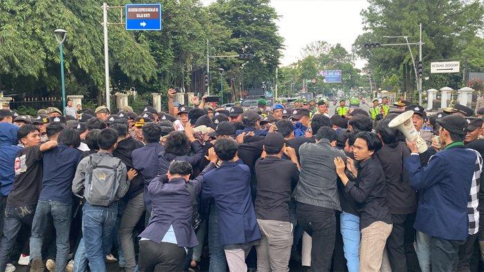 Aksi unjuk rasa yang dilakukan oleh mahasiswa serta pengamen tepat di depan Pintu III Istana Bogor, Kota Bogor, Rabu (6/3/2024).
