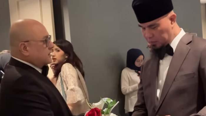 PERNIKAHAN AL GHAZALI: Tangkapan layar momen Ahmad Dhani yang menyebut nama Maia Estianty di pidato saat pernikahan Al Ghazali mengejutkan publik, Senin (16/6/2025). Irwan Mussry dan Ahmad Dhani tampak karib saat menghadiri resepsi pernikahan Al dan Alyssa Daguise.
