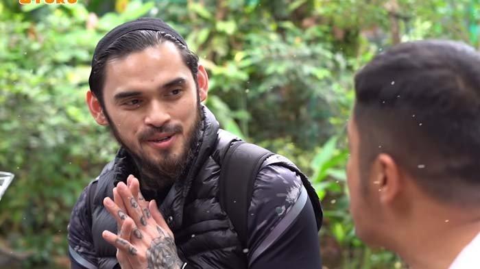 Dulu tenar gara-gara nikahi ibu angkatnya sendiri, aktor yang tubuhnya dipenuhi tato ini kini berubah drastis. Sang aktor, Andhika Gumilang mendadak taubat gara-gara alami sakaratul maut