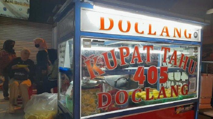 Doclang 405, kuliner Bogor yang berbahan dasar lontong dan disirami bumbu kacang di kawasan jembatan merah tepatnya Jalan Veteran.