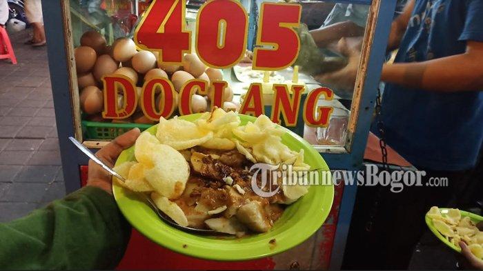 Doclang 405, kuliner Bogor legendaris yang cocok jadi menu sarapan. Rasanya pun beda dari yang lain karena lontongnya dimasak selama 12 jam.