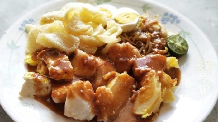 Rekomendasi kuliner Bogor yang wajib dicoba salah satunya Doclang Mantarena. Bumbunya khas karena kacang digerus tidak terlalu halus.