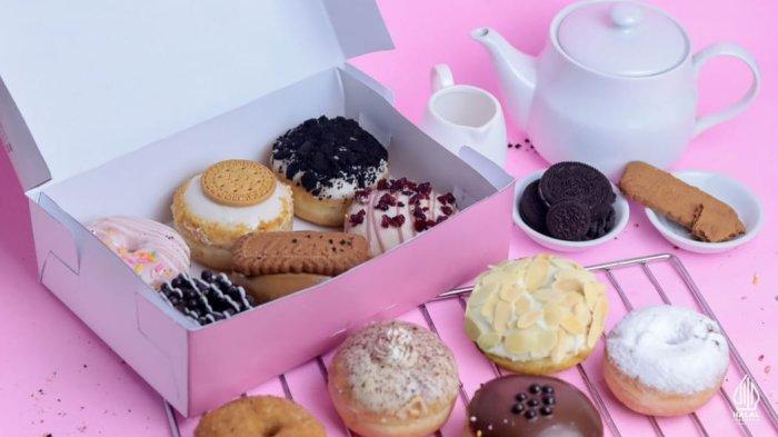 Mencoba donut filling di Vanila Sweet, kuliner Bogor yang menyediakan beragam donat yang dihias dengan cantik dengan beraneka rasa yang berasal dari krim diatasnya.