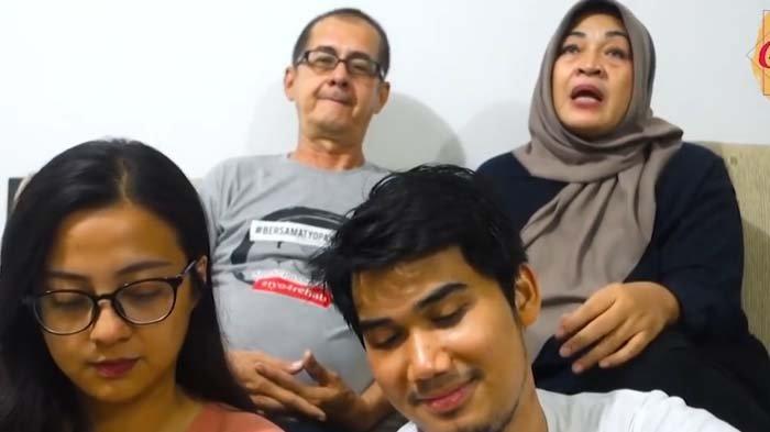 Terkuak sosok orang tua Paula Verhoeven, Eddy Verhoeven dan Herlina. Belakangan orang tua Paula disorot karena disebut dinafkahi Baim Wong.