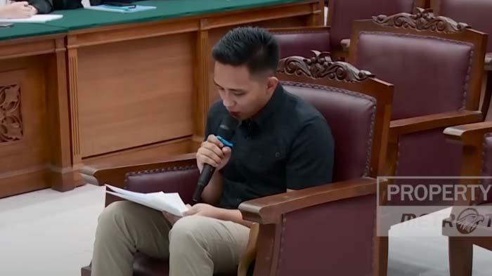 Bharada E terus menunduk sepanjang membacakan pledoi di persidangan, Rabu (25/1/2023)