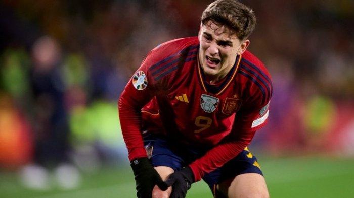 Gelandang FC Barcelona, Gavi alami cedera ligamen dalam laganya saat memperkuat Timnas Spanyol melawan Georgia dalam laga kualifikasi Euro 2024, alhasil Gavi harus menepi selama 8 bulan ke depan