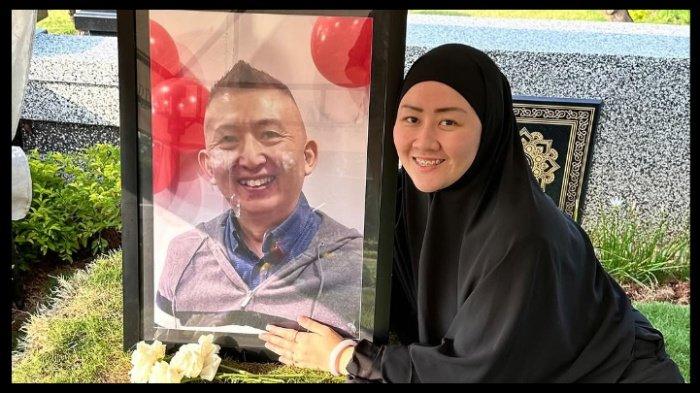 FANNY KONDOH - Content creator Fanny Kondoh bersama foto mendiang suaminya, Hajime Kondoh alias Papa Udon.