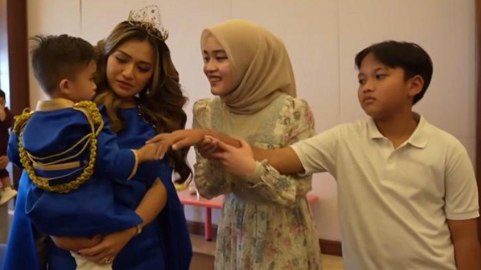 Dulu lengket bak perangko, sikap Ferdy anak Sule saat bertemu Nathalie Holscher jadi sorotan. Ferdy ogah dipegang dan dicium Nathalie