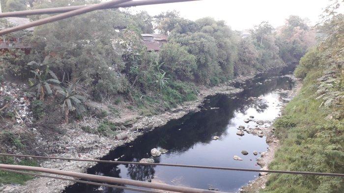 Kondisi aliran Sungai Cileungsi, di kawasan Desa Wanaherang, Kecamatan Cileungsi, Kabupaten Bogor, Senin (11/9/2023).